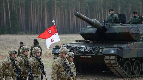 Польские военнослужащие у танка. Архивное фото