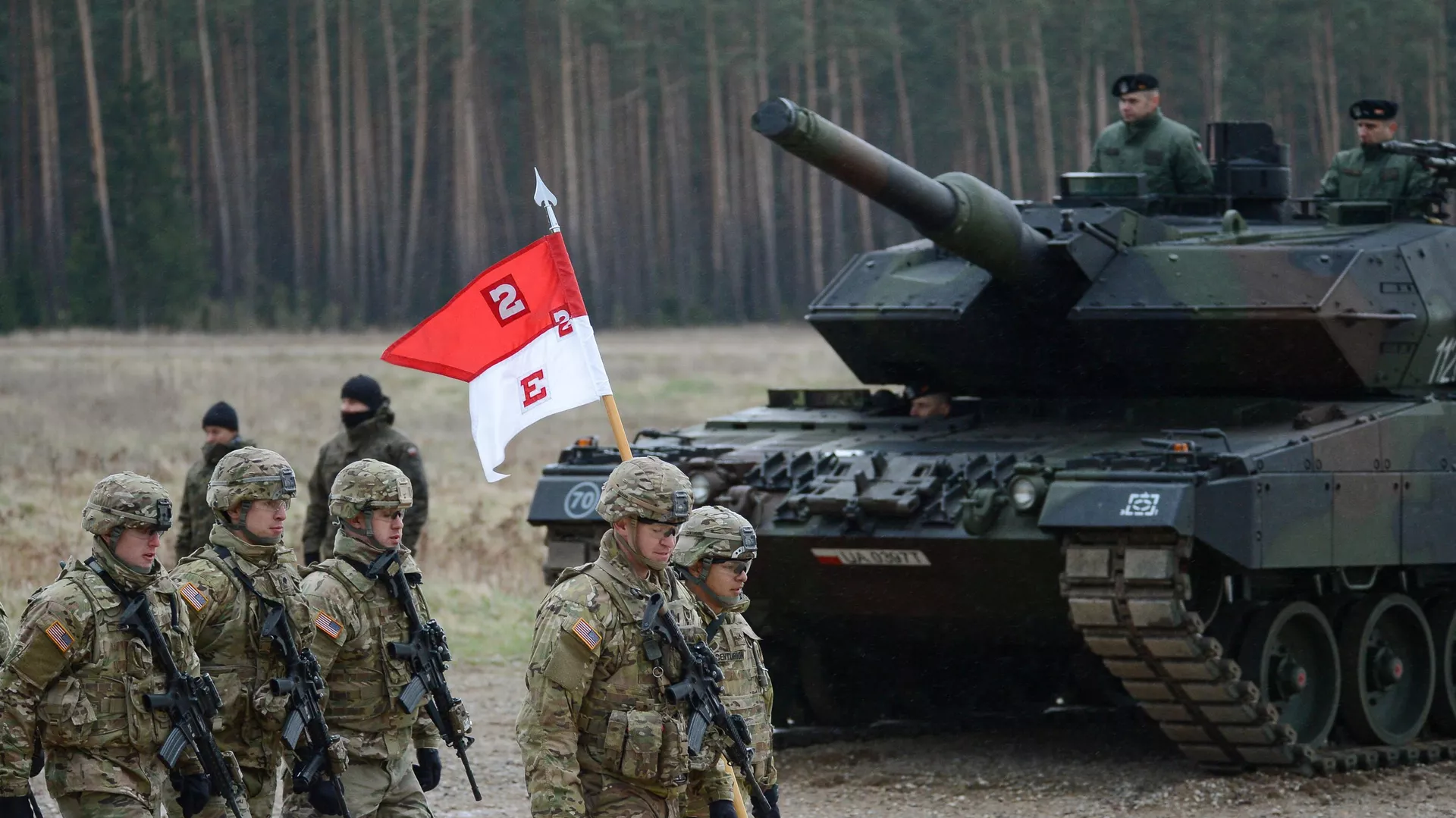 Военнослужащие и танк PT-91 Twardy на полигоне в Ожише Военнослужащие и танк PT-91 Twardy на полигоне в Ожише - РИА Новости, 1920, 19.03.2023