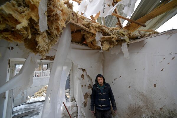 Житель жилого сектора в районе города Васильевка, дом которого был разрушен в ходе последних обстрелов со стороны ВСУ