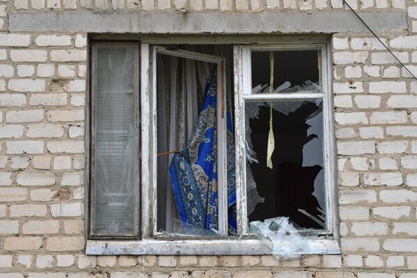Окно общежития в городе Васильевка, получившего повреждения в ходе последних обстрелов со стороны ВСУ