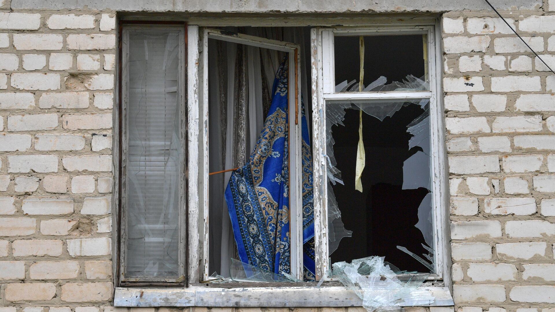 Окно здания, получившего повреждения в ходе обстрелов со стороны ВСУ - РИА Новости, 1920, 05.02.2023