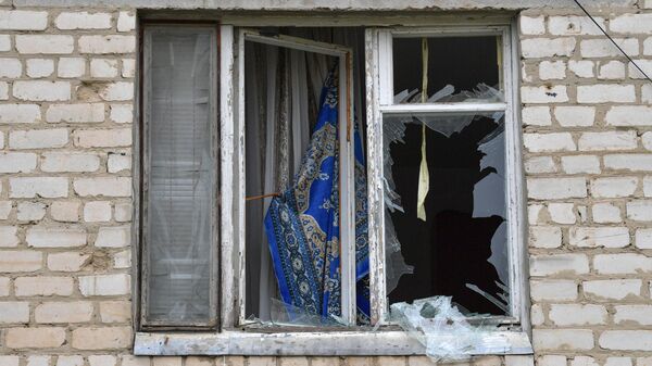 Окно общежития в городе Васильевка, получившего повреждения в ходе обстрелов со стороны ВСУ