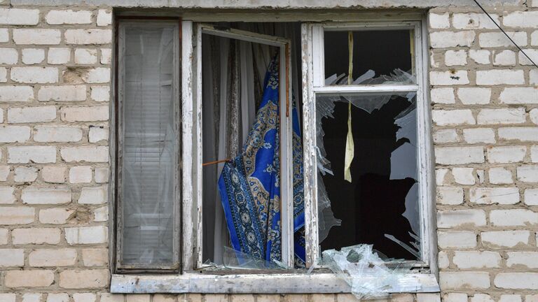 Окно общежития в городе Васильевка, получившего повреждения в ходе последних обстрелов со стороны ВСУ