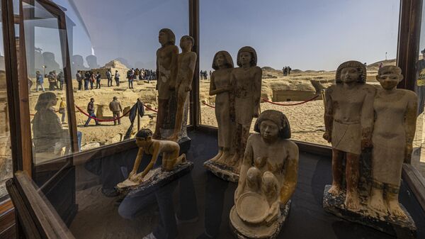 Коллекция статуй фараона на пресс-конференции в некрополе Саккара, Египет