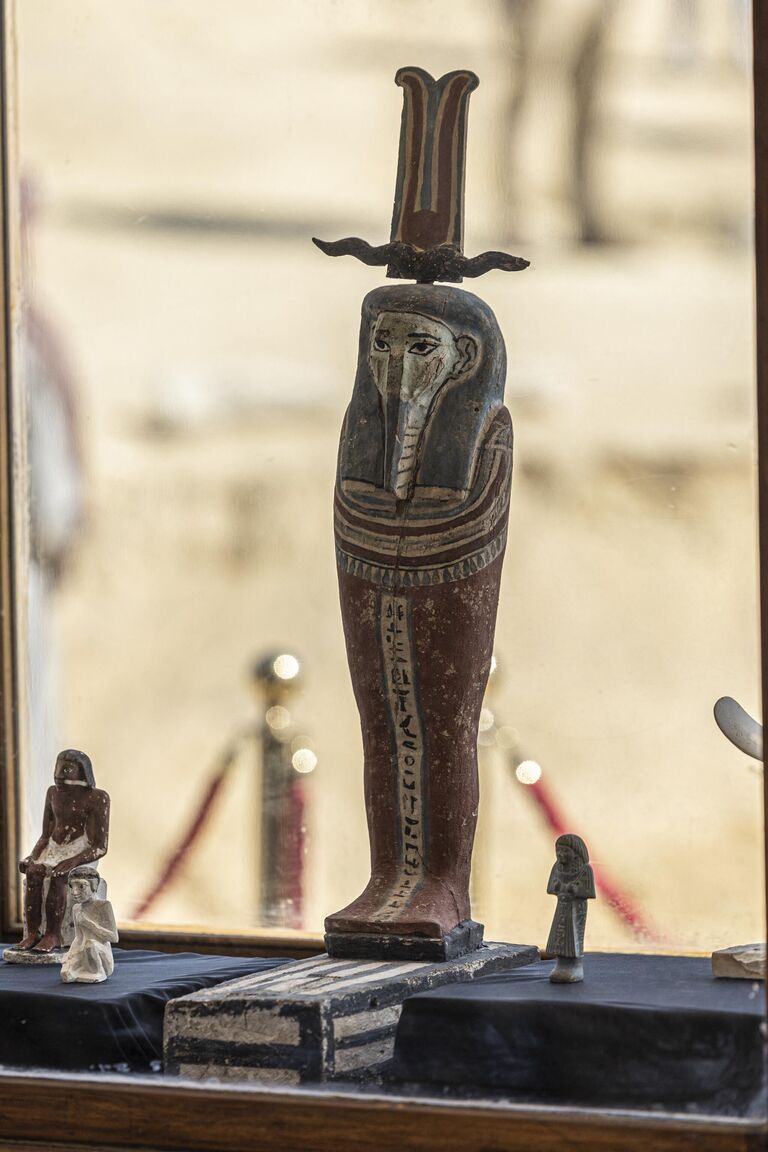 Статуя фараона во время пресс-конференции на месте археологических раскопок в Саккаре Статуя фараона во время пресс-конференции на месте археологических раскопок в Саккаре