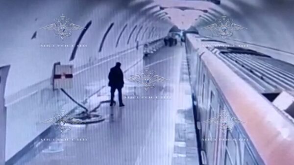 Мужчина полил из пожарного рукава платформу и вагон в московском метро 