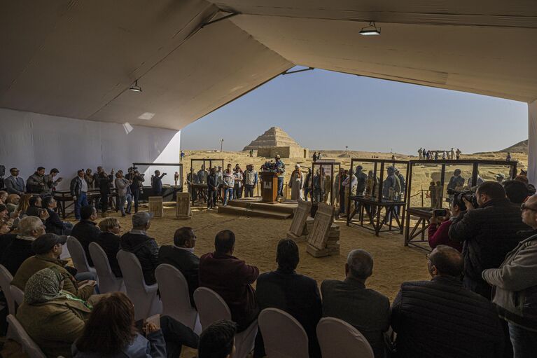 Руководитель археологической миссии Захи Хавасс на пресс-конференции в некрополе Саккара, где были обнаружены украшенная золотом мумия и четыре гробницы Руководитель археологической миссии Захи Хавасс на пресс-конференции в некрополе Саккара, где были обнаружены украшенная золотом мумия и четыре гробницы