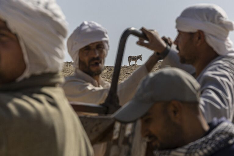 Археологи на месте раскопок в Саккаре, Египет Археологи на месте раскопок в Саккаре, Египет