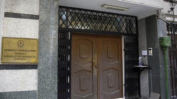 Следы от пуль на двери посольства Азербайджана в Тегеране