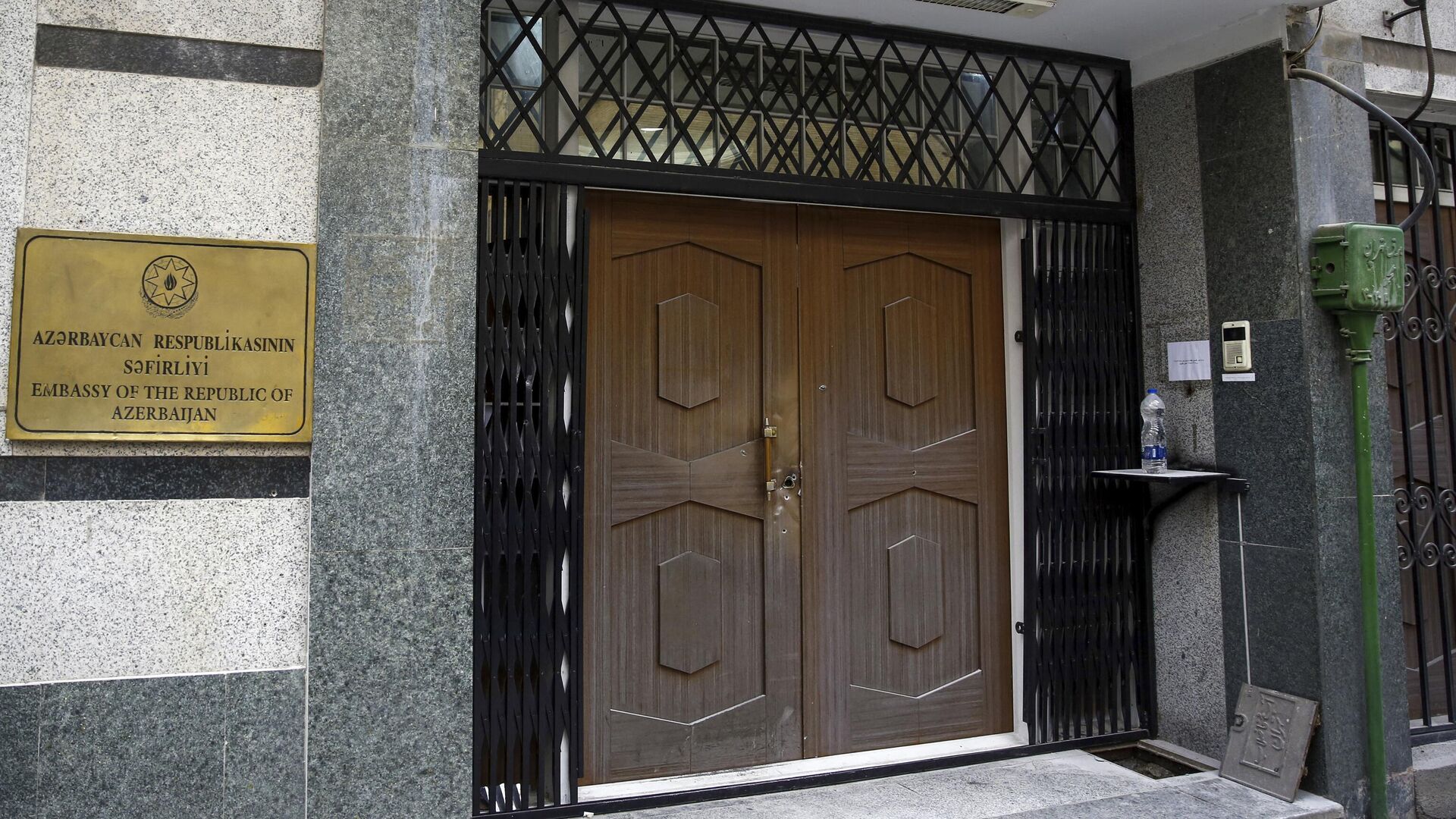 Следы от пуль на двери посольства Азербайджана в Тегеране - РИА Новости, 1920, 27.01.2023