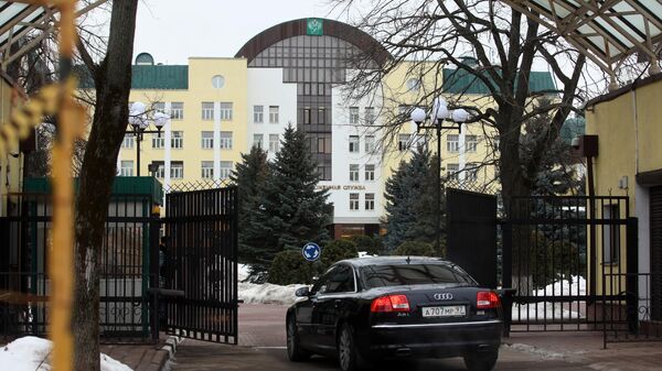 Автомобиль заезжает на территорию у здания Федеральной таможенной службы России