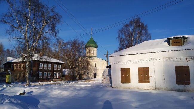 Фрагменты ограды Сретенско-Владимирского монастыря и Спасо-Преображенский собор