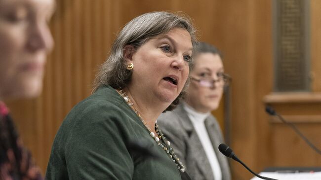 Заместитель госсекретаря Виктория Нуланд выступает перед началом слушаний в Комитете по международным отношениям сената США в Вашингтоне