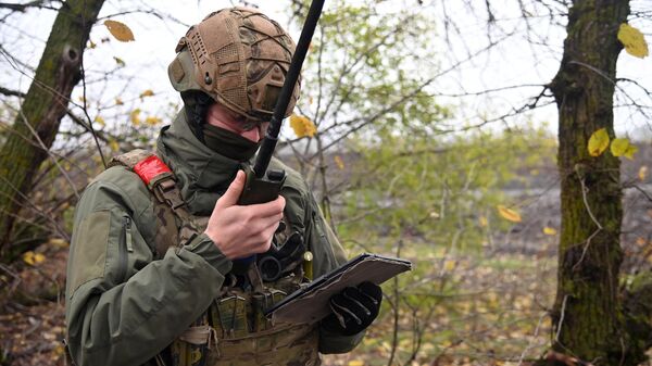 Военнослужащий разведгруппы ВС РФ выполняют разведку с помощью БПЛА в зоне СВО