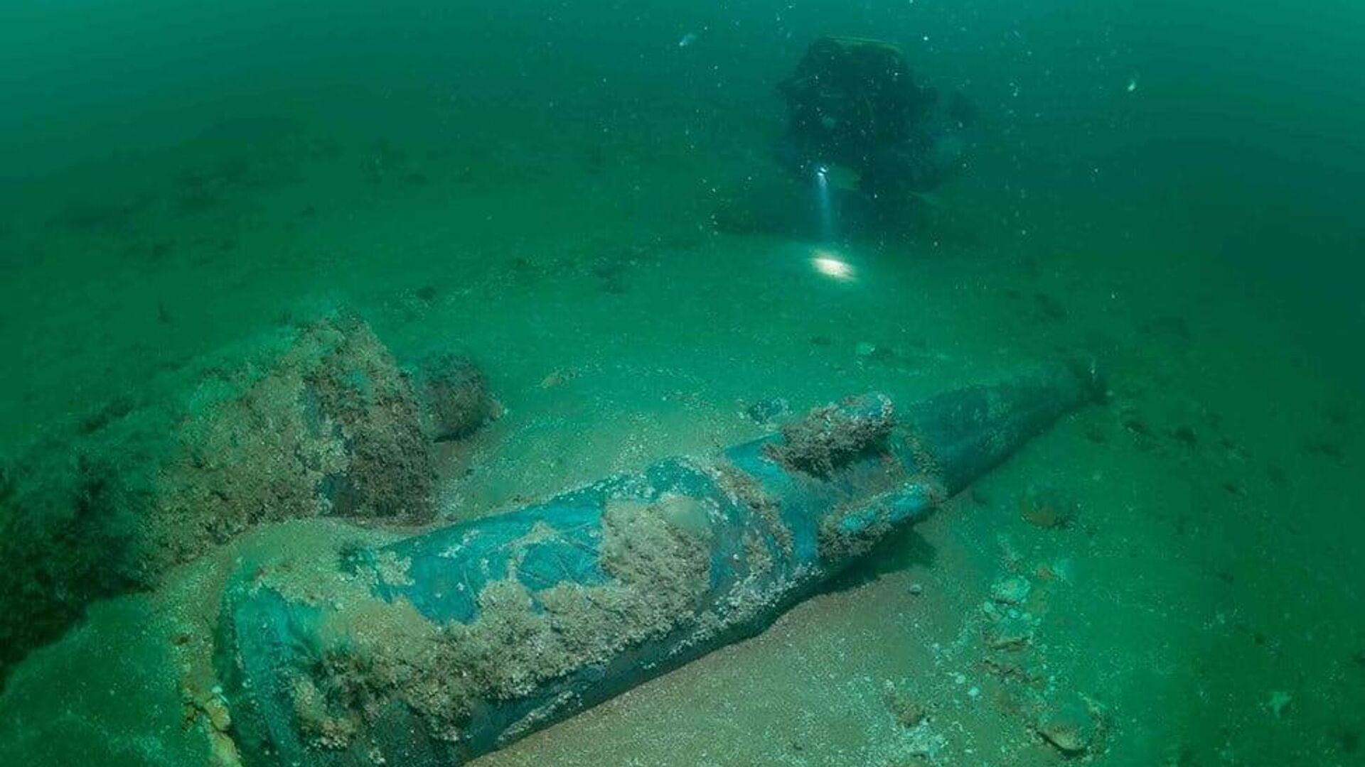 Пушки голландского военного корабля Klein Hollandia, затонувшего после сражения в проливе Ла-Манш более 350 лет назад - РИА Новости, 1920, 28.01.2023