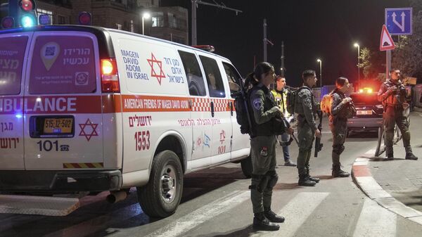 Сотрудники правоохранительных органов Израиля на месте стрельбы возле синагоги в Иерусалиме