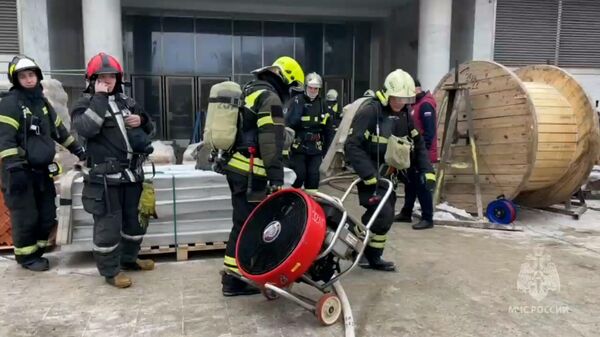 Пожарные у входа в вестибюль станции метро Каширская