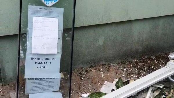У районной больницы в Новоайдаре в ЛНР, по которой украинские военные нанесли удар из РСЗО HIMARS 