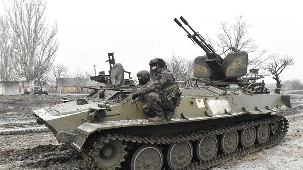 Военнослужащие на бронетранспортере МТ-ЛБ с зенитной установкой ЗУ-23 в зоне СВО