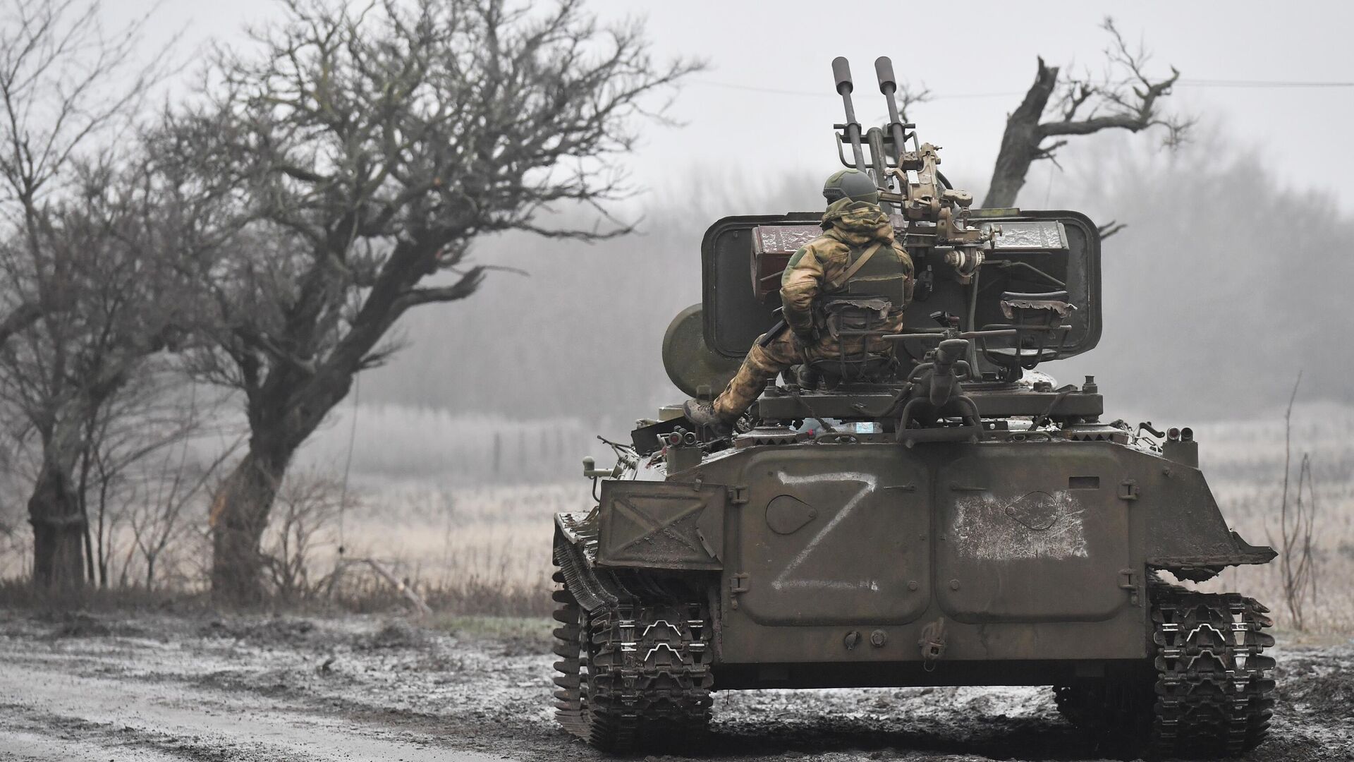 Военнослужащие на бронетранспортере  с зенитной установкой в зоне СВО - РИА Новости, 1920, 22.03.2024