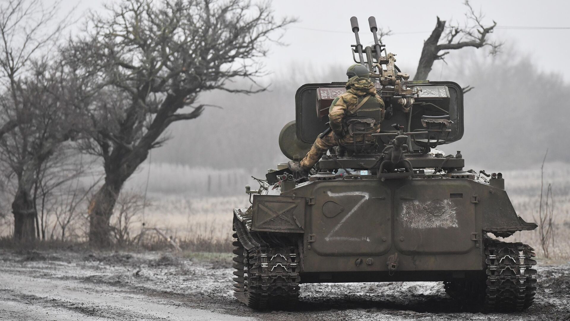 Военнослужащие на бронетранспортере МТ-ЛБ с зенитной установкой ЗУ-23 в зоне СВО - РИА Новости, 1920, 26.03.2023