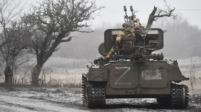 Военнослужащие на бронетранспортере  с зенитной установкой в зоне СВО