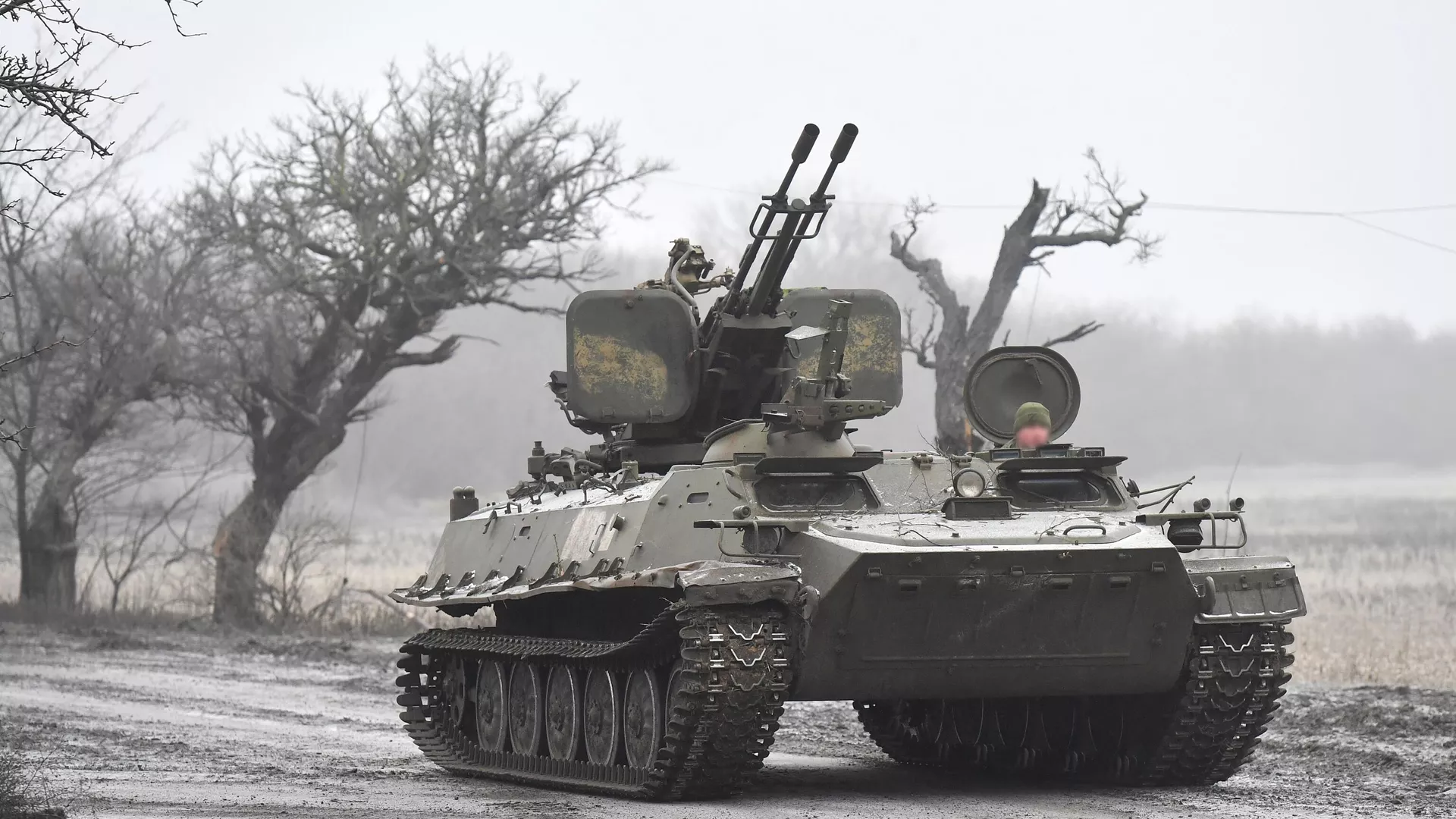 Военнослужащие на бронетранспортере МТ-ЛБ с зенитной установкой ЗУ-23 в зоне спецоперации - РИА Новости, 1920, 30.01.2023