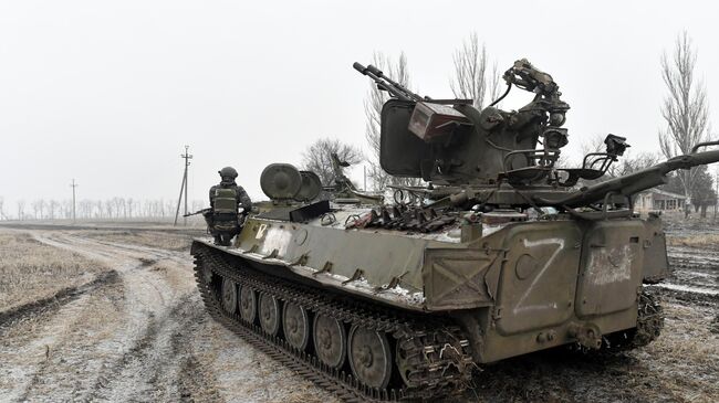 Военнослужащие на бронетранспортере МТ-ЛБ с зенитной установкой ЗУ-23 в зоне СВО