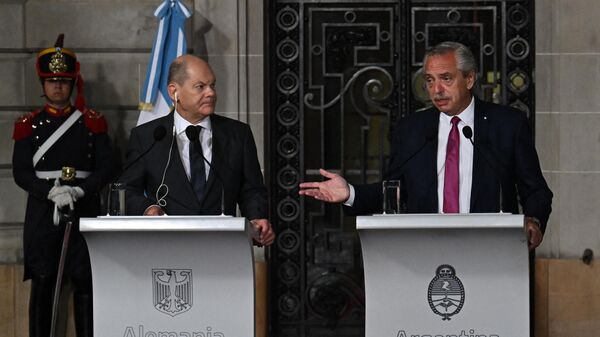 Канцлер Германии Олаф Шольц и президент Аргентины Альберто Фернандес во время совместной пресс-конференции в Буэнос-Айресе