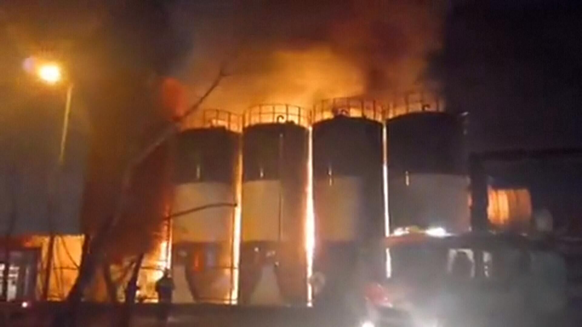 Пожар на заводе по переработке моторного масла в Иране - РИА Новости, 1920, 29.01.2023