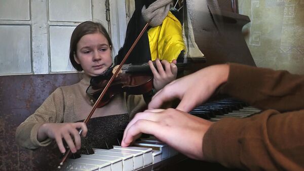 Играй, не так страшно будет: уроки музыки в разрушенной школе Лисичанска 