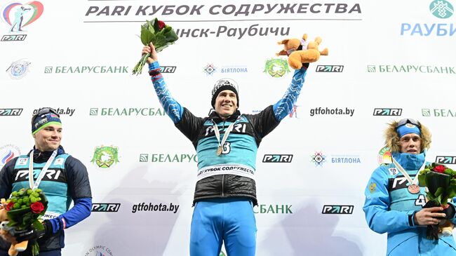 Российский биатлонист Эдуард Латыпов (по центру)
