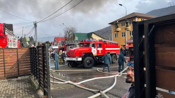 Тушение пожара в поселке Красная поляна на улице Защитников Кавказа