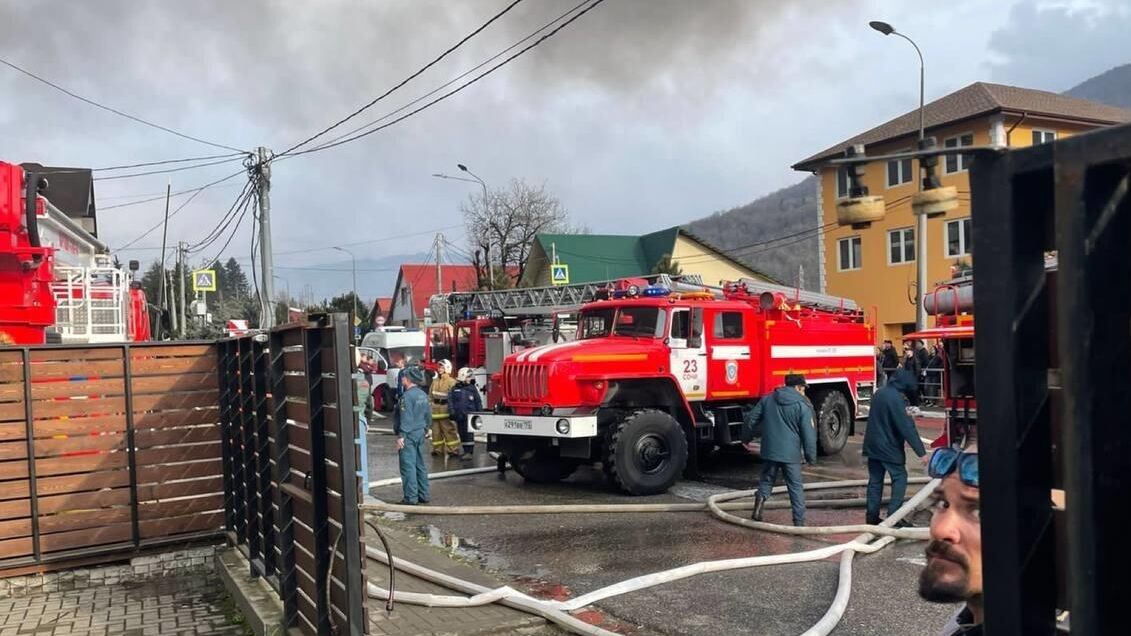 Тушение пожара в поселке Красная поляна на улице Защитников Кавказа - РИА Новости, 1920, 29.01.2023