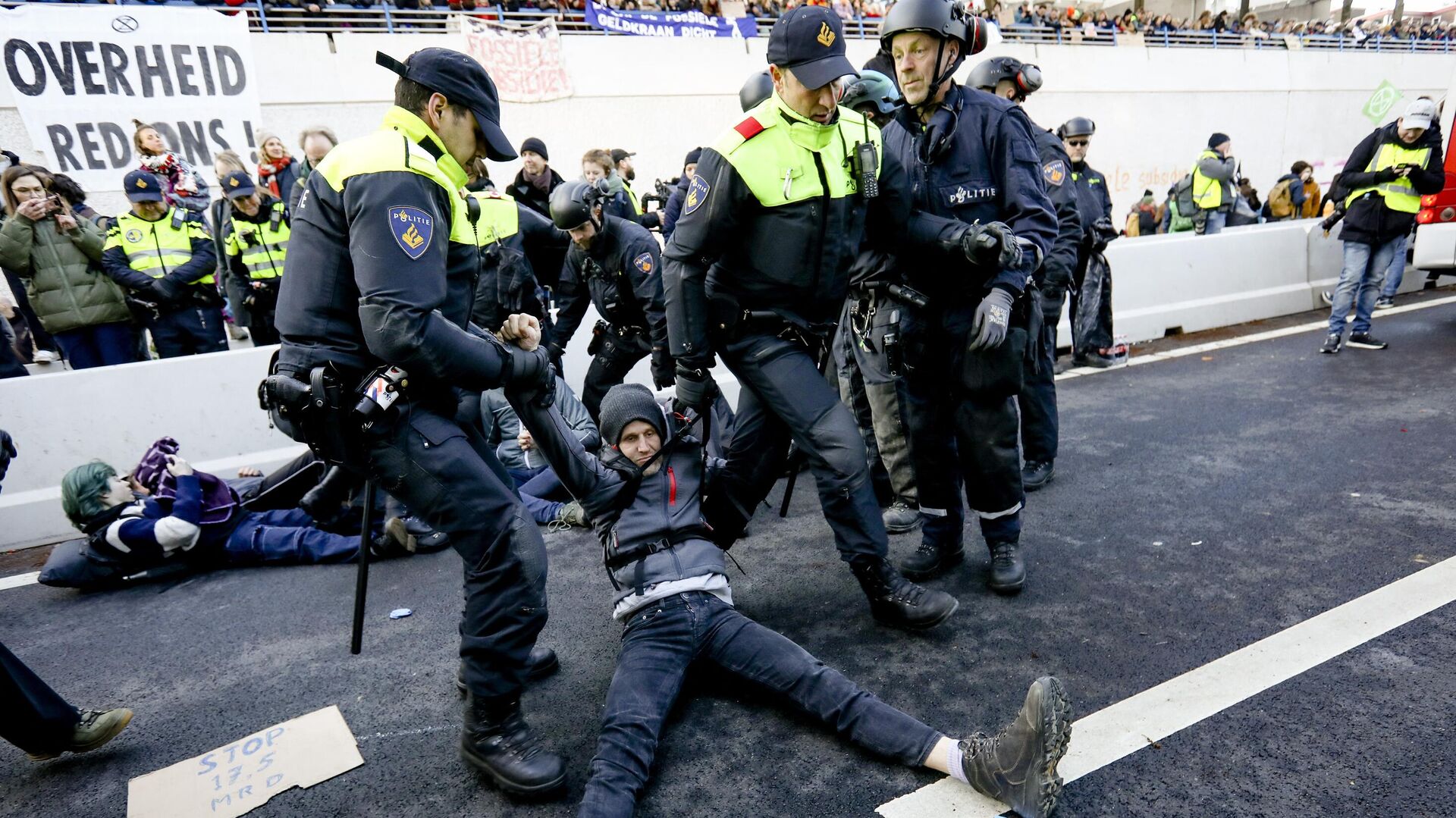 Сотрудники полиции Нидерландов задерживают участника акции протеста в Гааге - РИА Новости, 1920, 29.01.2023