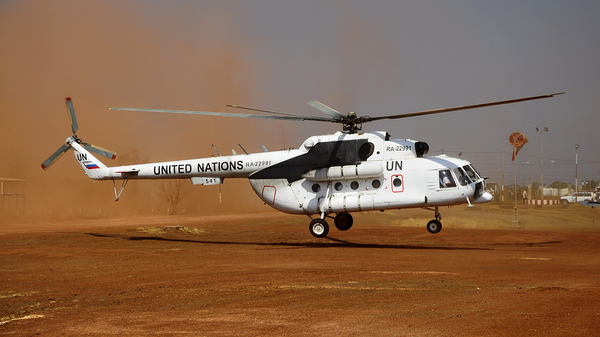 Вертолет компании ЮТэйр гуманитарной миссии ООН