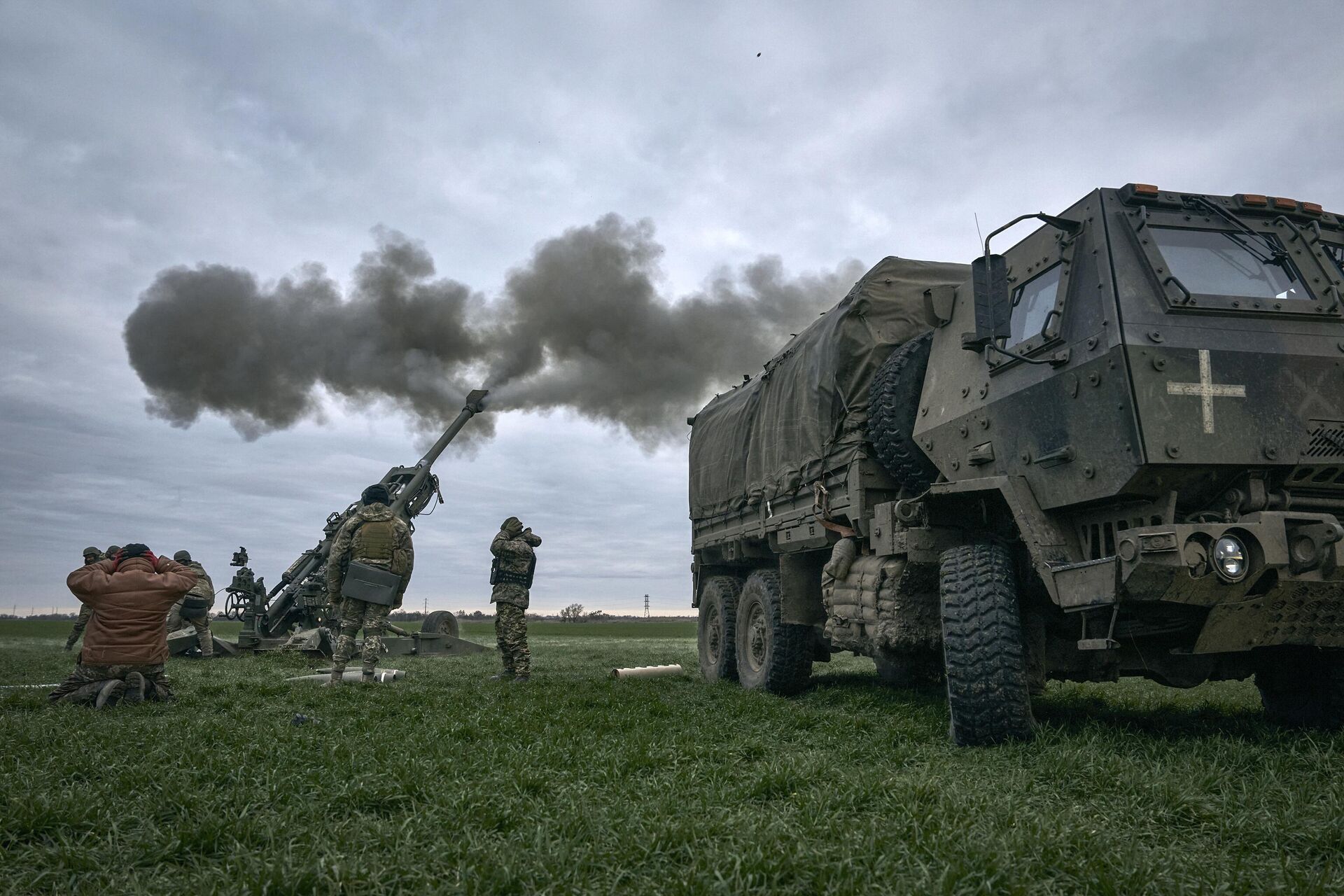 Украинские военные стреляют из американской 155-мм гаубицы  - РИА Новости, 1920, 26.05.2023