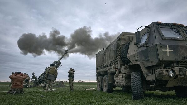 Украинские военные стреляют из американской 155-мм гаубицы 