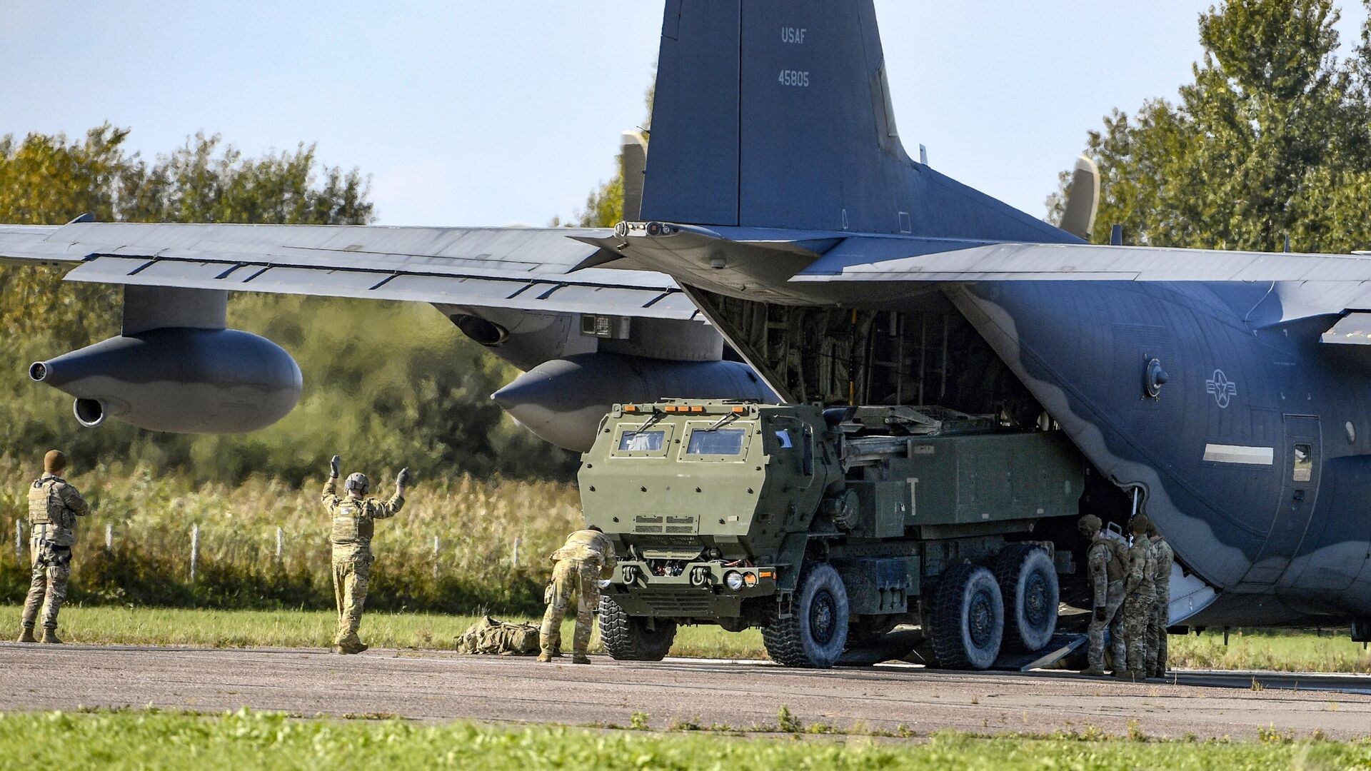 Разгрузка американской реактивной системы залпового огня HIMARS  - РИА Новости, 1920, 16.02.2023