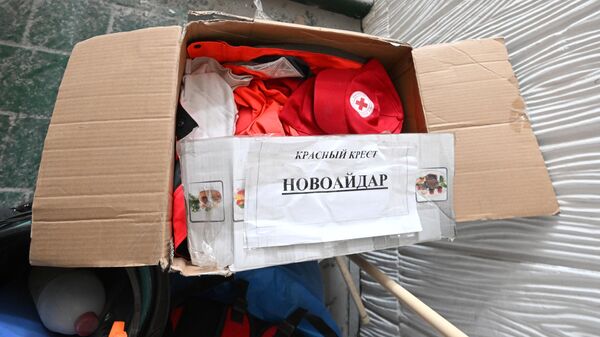 Коробка с одеждой в здании районной больницы в Новоайдаре в ЛНР, по которой украинские военные нанесли удар из РСЗО HIMARS