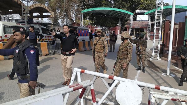 Недалеко от места взрыва в Пешаваре, Пакистан