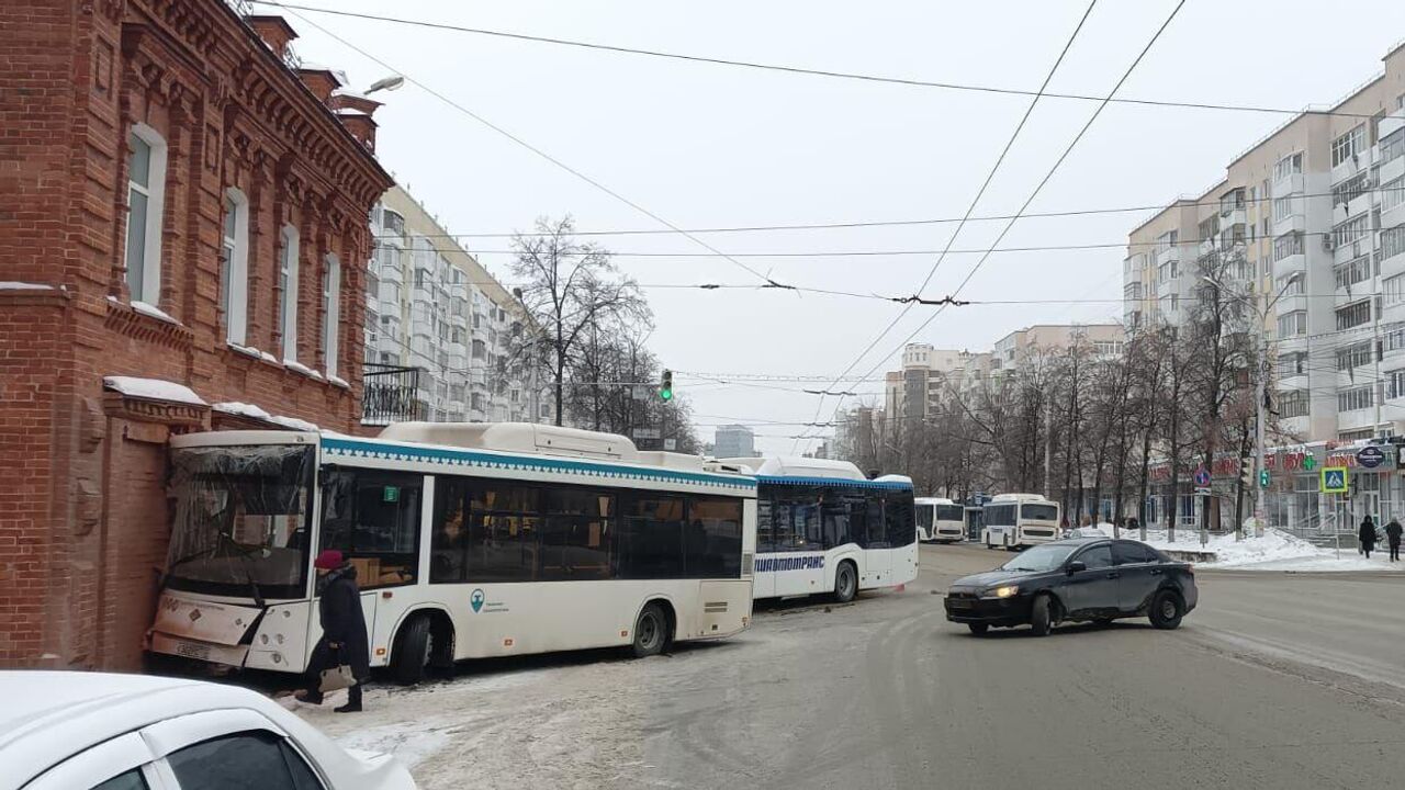 В Уфе столкнулись два автобуса - РИА Новости, 30.01.2023