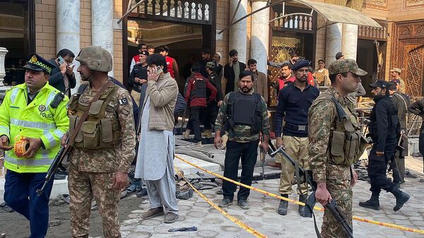 На месте взрыва в Пешаваре, Пакистан