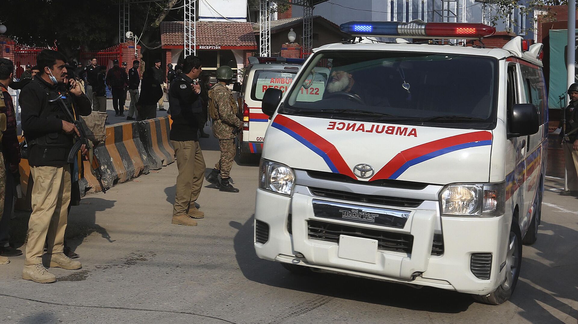 Автомобиль скорой помощи в районе места взрыва в Пешаваре, Пакистан. 30 января 2023 - РИА Новости, 1920, 30.01.2023