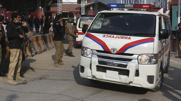 Автомобиль скорой помощи в районе места взрыва в Пешаваре, Пакистан