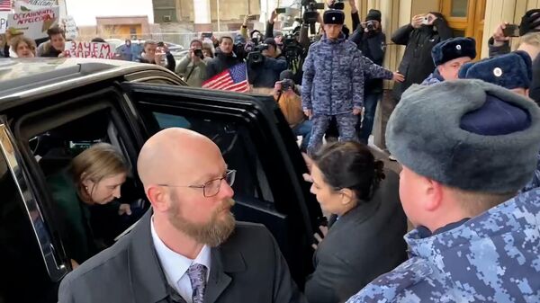 Радушный прием: активисты встретили нового посла США у здания МИД России 