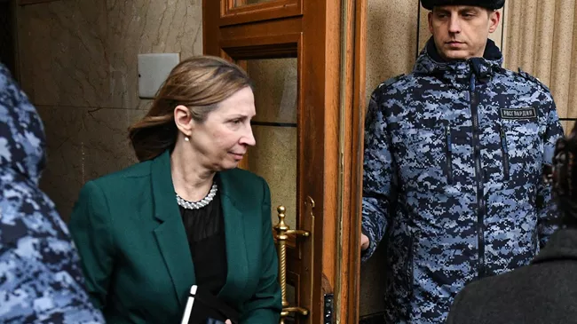 Новый посол США Линн Трейси у здания МИД