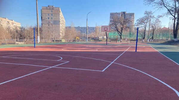 Баскетбольная площадка в 65-ой школе Мариуполя