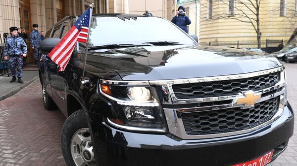 Автомобиль с новым послом США Линн Трейси у здания МИД РФ