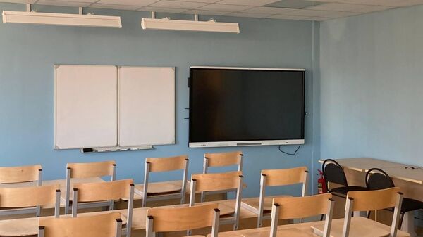 Интерактивная доска в учебном классе школы в Мариуполе